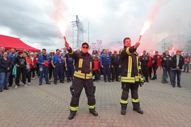 05 May 2026, Saxony-Anhalt, Harzgerode: Participants in an IG Metall rally under the slogan "Save Jobs" gather in Harzgerode in front of the Bohai factory gates to demonstrate against the possible closure of the automotive supplier Bohai Trimet Automotive Holding GmbH. Photo: Matthias Bein/dpa