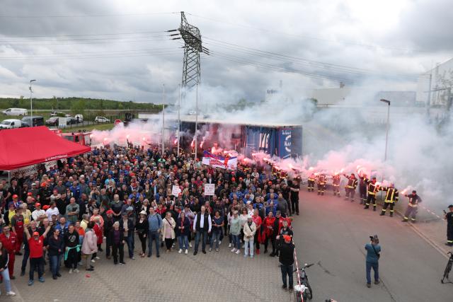 05 May 2026, Saxony-Anhalt, Harzgerode: Participants in an IG Metall rally under the slogan "Save Jobs" gather in Harzgerode in front of the Bohai factory gates to demonstrate against the possible closure of the automotive supplier Bohai Trimet Automotive Holding GmbH. Photo: Matthias Bein/dpa