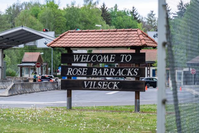 05 May 2026, Bavaria, Vilseck: "Welcome to Rose Barracks Vilseck" is written at the entrance to the US base in the Upper Palatinate. The US Department of Defense had announced its intention to withdraw around 5,000 of the approximately 39,000 US soldiers stationed in Germany. Photo: Armin Weigel/dpa