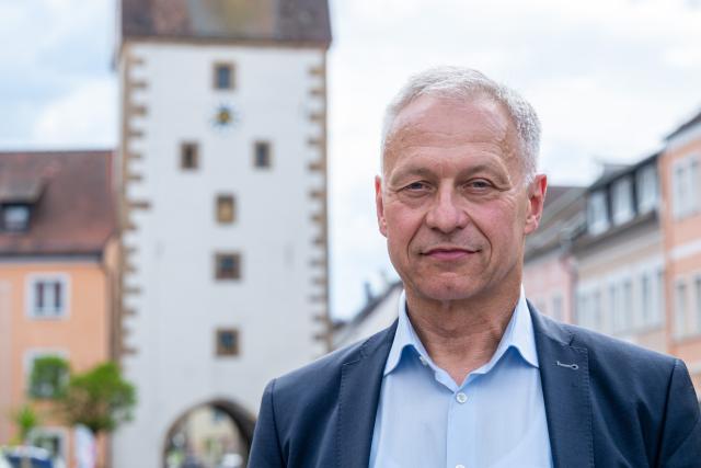 05 May 2026, Bavaria, Vilseck: First Mayor of Vilseck Thorsten Graedler stands in the town center. The US Department of Defense had announced its intention to withdraw around 5,000 of the approximately 39,000 US soldiers stationed in Germany. Photo: Armin Weigel/dpa