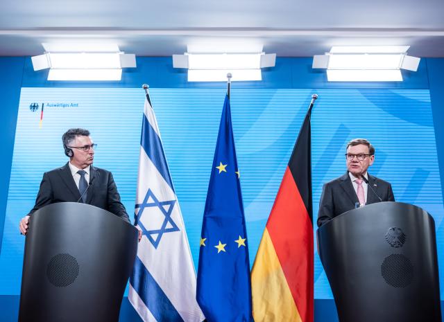 05 May 2026, Berlin: Johann Wadephul (R), German Foreign Minister, holds a joint press conference with his Israeli counterpart Gideon Saar, after their meeting in Berlin. Photo: Michael Kappeler/dpa