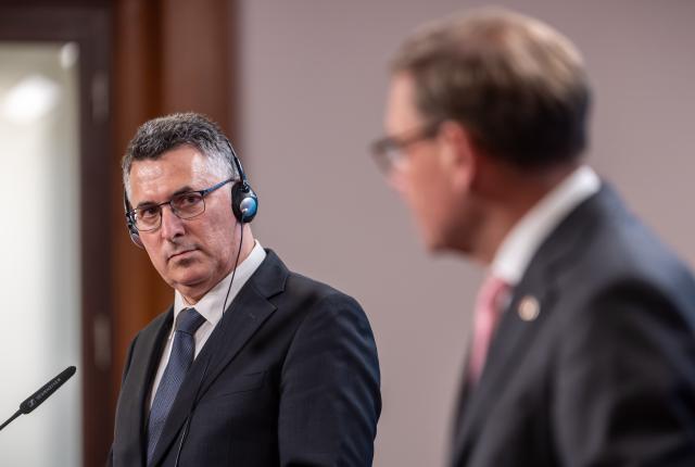 05 May 2026, Berlin: Johann Wadephul (R), German Foreign Minister, holds a joint press conference with his Israeli counterpart Gideon Saar, after their meeting in Berlin. Photo: Michael Kappeler/dpa