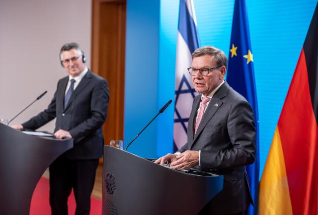 05 May 2026, Berlin: Johann Wadephul (R), German Foreign Minister, holds a joint press conference with his Israeli counterpart Gideon Saar, after their meeting in Berlin. Photo: Michael Kappeler/dpa