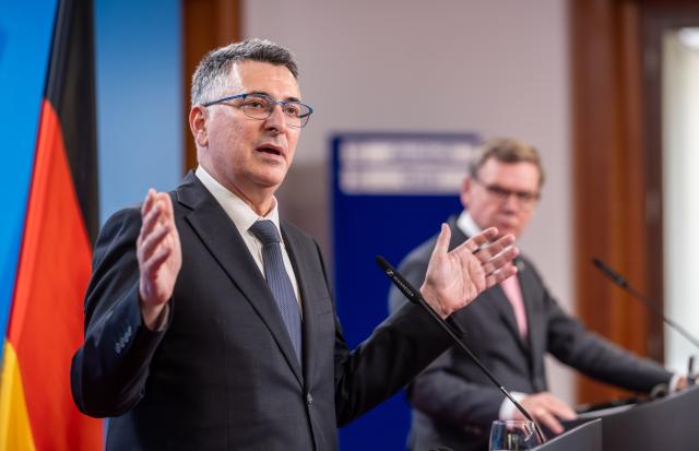 05 May 2026, Berlin: Israeli Foreign Minister Gideon Saar, speaks during a joint press conference with  Johann Wadephul, German Foreign Minister, after their meeting in Berlin. Photo: Michael Kappeler/dpa