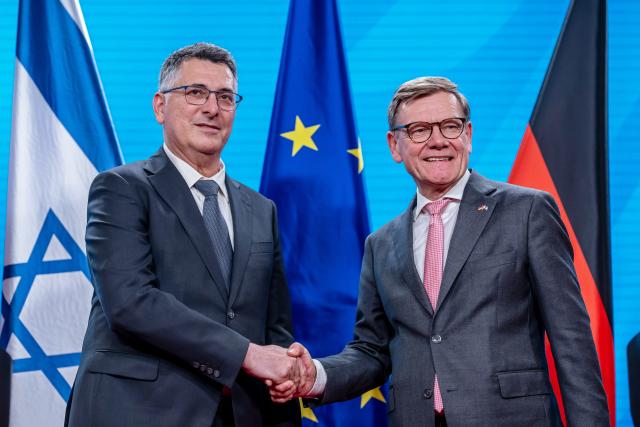05 May 2026, Berlin: Johann Wadephul (R), German Foreign Minister,  shakes hands with his Israeli counterpart Gideon Saar, during their joint press conference after their meeting in Berlin. Photo: Michael Kappeler/dpa