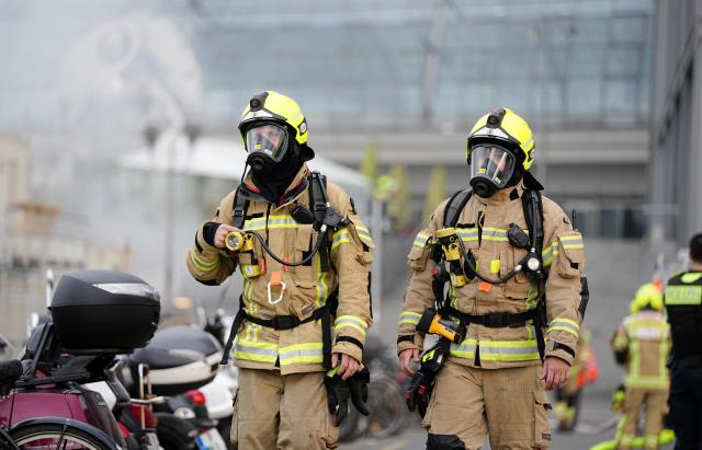 05 May 2026, Berlin: Firefighters stand in front of Berlin Central Station, after fire in a large garbage bin in front of the central station caused huge billows of smoke over the city. Photo: Kay Nietfeld/dpa