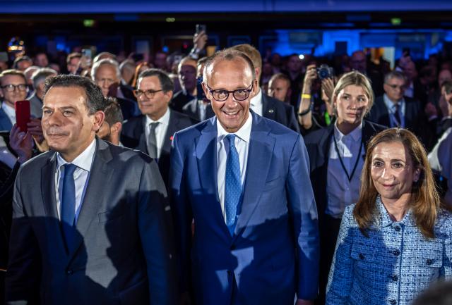 05 May 2026, Berlin: German Chancellor Friedrich Merz (C), Portuguese Prime Minister Luis Filipe Montenegro (L), and Astrid Hamker, President of the Economic Council attend the Economic Day of the Christian Democratic Union (CDU) Economic Council. Photo: Michael Kappeler/dpa