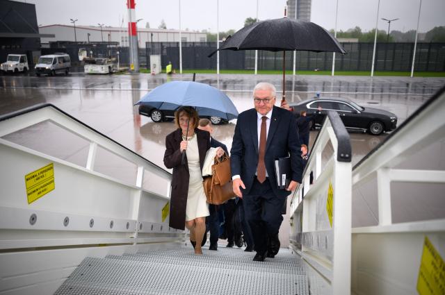 06 May 2026, Brandenburg, Schönefeld: German President Frank-Walter Steinmeier and his wife Elke Buedenbender board a Bundeswehr air force aircraft at the military section of Berlin Brandenburg Airport to fly to Stockholm. Steinmeier and his wife visit Sweden and Finland during their two-day trip to Scandinavia. Photo: Bernd von Jutrczenka/dpa