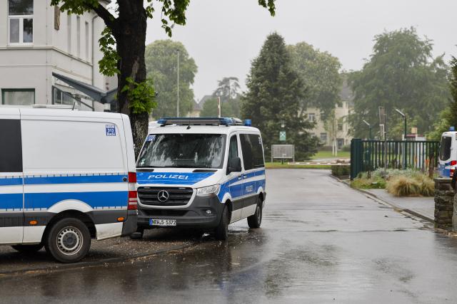 06 May 2026, North Rhine-Westphalia, Euskirchen: Police officers are on the prison grounds for searches. Photo: Thomas Banneyer/dpa
