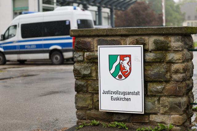 06 May 2026, North Rhine-Westphalia, Euskirchen: Police officers are on the prison grounds for searches. Photo: Thomas Banneyer/dpa