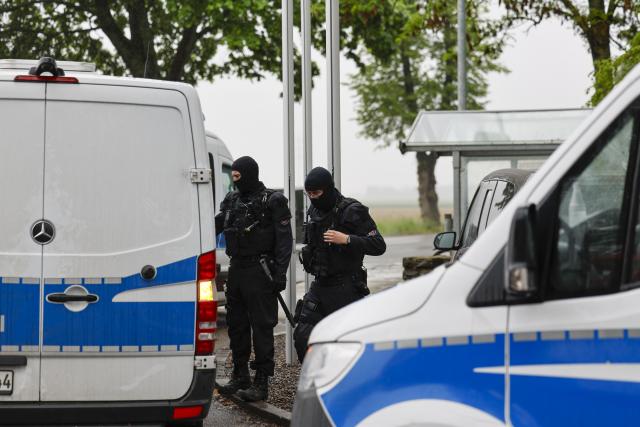 06 May 2026, North Rhine-Westphalia, Euskirchen: Police officers are on the prison grounds for searches. Photo: Thomas Banneyer/dpa