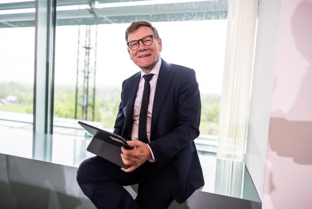 06 May 2026, Berlin: Johann Wadephul, German Foreign Minister, works on his tablet before the start of the Federal Cabinet meeting in the Chancellery. The meeting takes place on the first anniversary of the Black-Red Federal Government under Chancellor Merz. Photo: Michael Kappeler/dpa