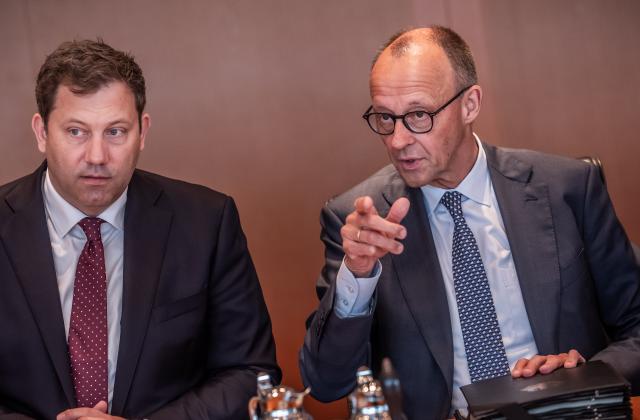06 May 2026, Berlin: German Chancellor Friedrich Merz (R) speaks with Lars Klingbeil, Federal Minister of Finance, at the start of the Federal Cabinet meeting in the Chancellery. The meeting takes place on the first anniversary of the Black-Red Federal Government under Chancellor Merz. Photo: Michael Kappeler/dpa