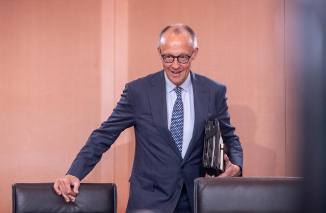 06 May 2026, Berlin: German Chancellor Friedrich Merz arrives at the Chancellery at the start of the Federal Cabinet meeting. The meeting takes place on the first anniversary of the Black-Red Federal Government under Chancellor Merz. Photo: Michael Kappeler/dpa