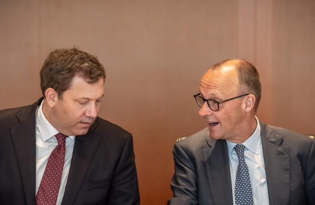 06 May 2026, Berlin: German Chancellor Friedrich Merz (R) speaks with Lars Klingbeil, German Minister of Finance, at the start of the Federal Cabinet meeting in the Chancellery. The meeting takes place on the first anniversary of the Black-Red Federal Government under Chancellor Merz. Photo: Michael Kappeler/dpa