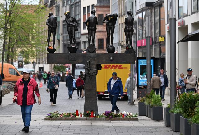 06 May 2026, Saxony, Leipzig: After the rampage in Leipzig, visitors to the city center commemorate with flowers and candles. A 33-year-old German citizen drove into the busy pedestrian zone on Monday afternoon. Photo: Hendrik Schmidt/dpa