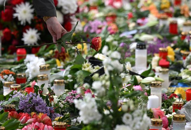 06 May 2026, Saxony, Leipzig: After the rampage in Leipzig, visitors to the city center commemorate the university in front of flowers and candles at the Paulinum. A 33-year-old German citizen drove into the busy pedestrian zone on Monday afternoon. Photo: Hendrik Schmidt/dpa