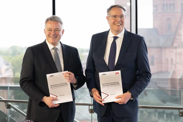 06 May 2026, Rhineland-Palatinate, Mainz: Gordon Schneider (L) and outgoing Minister President Alexander Schweitzer present the joint coalition agreement for the government in Rhineland-Palatinate. Photo: Boris Roessler/dpa