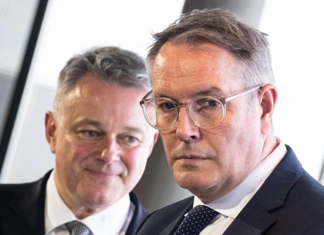 06 May 2026, Rhineland-Palatinate, Mainz: Gordon Schneider (L) stands behind outgoing Minister President Alexander Schweitzer at the presentation of the joint coalition agreement for the government in Rhineland-Palatinate. Photo: Boris Roessler/dpa