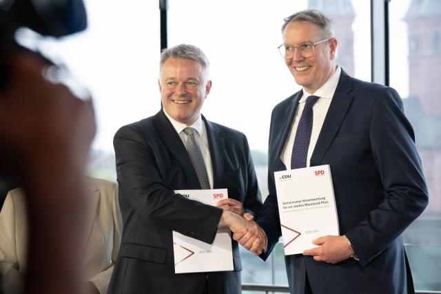 06 May 2026, Rhineland-Palatinate, Mainz: Gordon Schneider (L) and outgoing Minister President Alexander Schweitzer  present the joint coalition agreement for the government in Rhineland-Palatinate. Photo: Boris Roessler/dpa