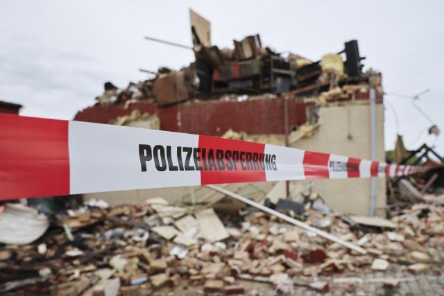06 May 2026, Schleswig-Holstein, Kudensee: A freshly burnt ruin in the center of the village is secured with police tape. A recent series of fires is unsettling the community of Kudensee near Brunsbüttel. Photo: Christian Charisius/dpa
