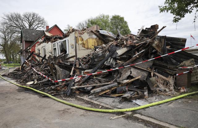 06 May 2026, Schleswig-Holstein, Kudensee: A freshly burnt ruin in the center of the village is secured with police tape. A recent series of fires is unsettling the community of Kudensee near Brunsbüttel. Photo: Christian Charisius/dpa