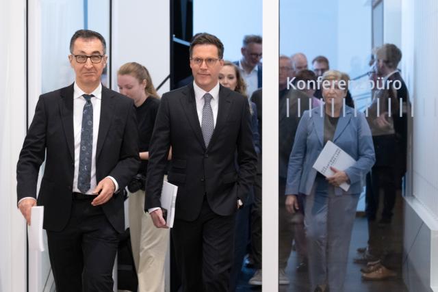 06 May 2026, Baden-Württemberg, Stuttgart: The two lead negotiators of the coalition talks in Baden-Wuerttemberg, Cem Ozdemir (L) and Manuel Hagel, arrive at the Sparkassenakademie Baden-Wuerttemberg for the presentation of the coalition agreement between the Greens and the CDU. Photo: Bernd Weißbrod/dpa