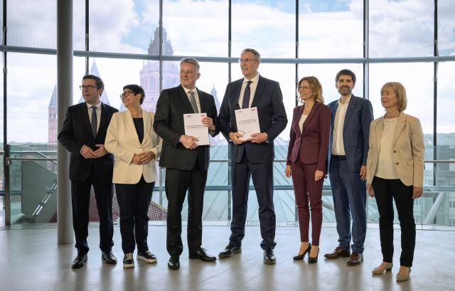 06 May 2026, Rhineland-Palatinate, Mainz: Marcus Klein (L-R), Christine Schneider, Gordon Schneider State Chairman of the CDU in Rhineland-Palatinate, the outgoing Minister President Alexander Schweitzer, Sabine Bätzing-Lichtenthäler, State Chairman of the SPD in Rhineland-Palatinate, Sven Teuber Deputy State Chairman of the SPD in Rhineland-Palatinate and Doris Ahnen, Deputy State Chairman of the SPD in Rhineland-Palatinate present the joint coalition agreement for the government in Rhineland-Palatinate. Photo: Hannes P. Albert/dpa