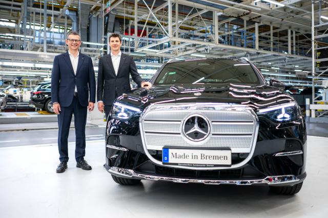 06 May 2026, Bremen: Site Manager Michael Friess (L) and Mercedes board member Michael Schiebe stand next to the all-electric GLC in Hall 9 at the Mercedes-Benz plant in Bremen. Photo: Sina Schuldt/dpa