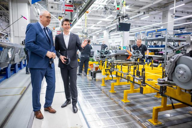06 May 2026, Bremen: Mayor of Bremen Andreas Bovenschulte (L) and Mercedes board member Michael Schiebe are observing the assembly line in Hall 9 at the Mercedes-Benz plant in Bremen, where GLC models-including the all-electric GLC-are being built. Photo: Sina Schuldt/dpa