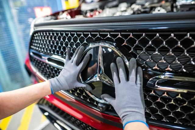 06 May 2026, Bremen: An employee works on an assembly line in Hall 9 at the Mercedes-Benz plant in Bremen. Photo: Sina Schuldt/dpa