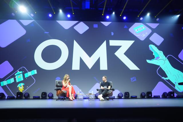 06 May 2026, Hamburg: German-American model and television host Heidi Klum (L) sits with her dog next to founder of the OMR digital trade fair Philipp Westermeyer on the stage during the OMR digital trade fair in the exhibition halls of Hamburg Messe. Photo: Marcus Brandt/dpa