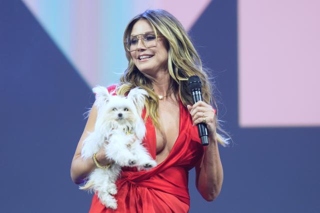 06 May 2026, Hamburg: German-American model and television host Heidi Klum takes to the stage with her dog during the OMR digital trade fair in the Hamburg Messe exhibition halls. Photo: Marcus Brandt/dpa