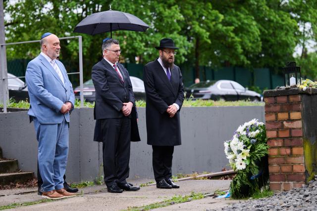 06 May 2026, Berlin: (L-R) Israel's Ambassador to Germany Ron Prosor, Israeli Minister of Foreign Affairs Gideon Saar and rabbi and chairman of the Chabad Educational Center Yehuda Teichtal visit the Platform 17 Memorial at Grunewald Station. The memorial commemorates the thousands of Jews who were deported from Berlin on trains departing from this platform. Photo: Annette Riedl/dpa