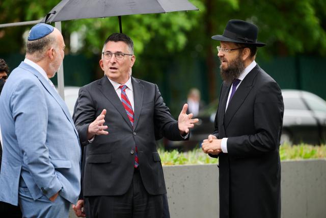 06 May 2026, Berlin: (L-R) Israel's Ambassador to Germany Ron Prosor, Israeli Minister of Foreign Affairs Gideon Saar and rabbi and chairman of the Chabad Educational Center Yehuda Teichtal visit the Platform 17 Memorial at Grunewald Station. The memorial commemorates the thousands of Jews who were deported from Berlin on trains departing from this platform. Photo: Annette Riedl/dpa