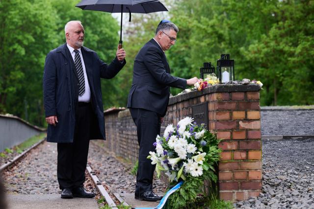 06 May 2026, Berlin: Israeli Minister of Foreign Affairs Gideon Saar lights a candle during his visit to the Platform 17 memorial at Grunewald Station. The memorial commemorates the thousands of Jews who were deported from Berlin on trains departing from this platform. Photo: Annette Riedl/dpa