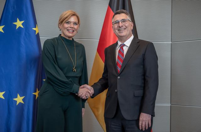 06 May 2026, Berlin: President of the Bundestag Julia Kloeckner (L) welcomes Israeli Minister of Foreign Affairs Gideon Saar for a meeting at the Bundestag. Photo: Michael Kappeler/dpa