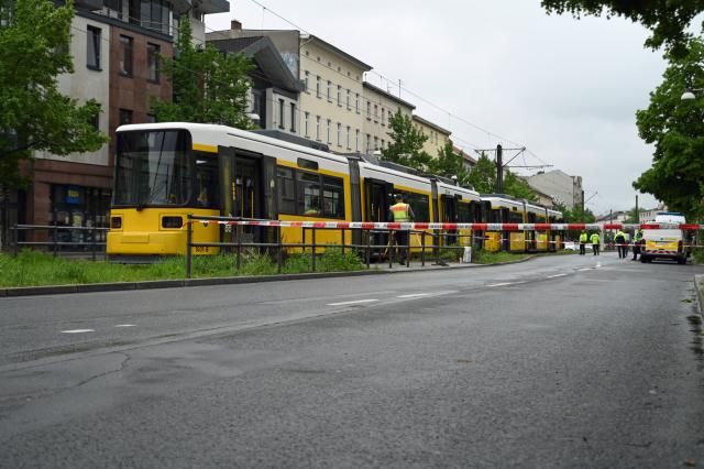 06 May 2026, Berlin: Fire department caution tape can be seen at the scene of an accident in Berlin-Weissensee. A child has been critically injured in an accident involving a streetcar. Photo: Shireen Broszies/dpa