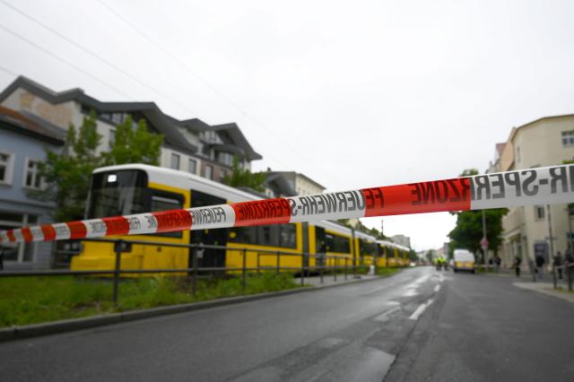 06 May 2026, Berlin: Fire department caution tape can be seen at the scene of an accident in Berlin-Weissensee. A child has been critically injured in an accident involving a streetcar. Photo: Shireen Broszies/dpa