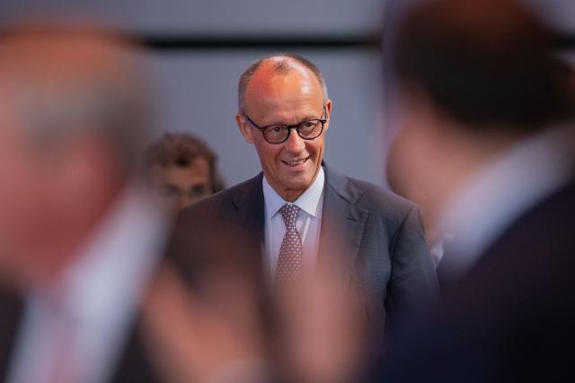 06 May 2026, North Rhine-Westphalia, Duesseldorf: German Chancellor Friedrich Merz (C) arrives to the North Rhine-Westphalia (NRW) Entrepreneurs' Day at the Rheinterrassen. Around 550 entrepreneurs are expected to attend the annual Entrepreneurs' Day organized by the State Association of Business Associations NRW. Photo: Rolf Vennenbernd/dpa