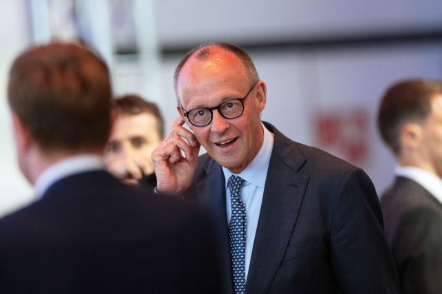 06 May 2026, North Rhine-Westphalia, Duesseldorf: German Chancellor Friedrich Merz (C) arrives to the North Rhine-Westphalia (NRW) Entrepreneurs' Day at the Rheinterrassen. Around 550 entrepreneurs are expected to attend the annual Entrepreneurs' Day organized by the State Association of Business Associations NRW. Photo: Rolf Vennenbernd/dpa