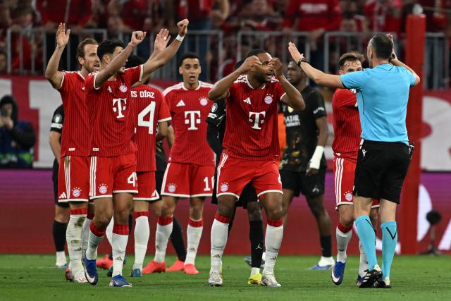 06 May 2026, Bavaria, Munich: Munich's team protest in front of referee Joao Pinheiro during the UEFA Champions League semi-final, second leg soccer match between Bayern Munich and Paris Saint-Germain at the Allianz Arena. Photo: Sven Hoppe/dpa