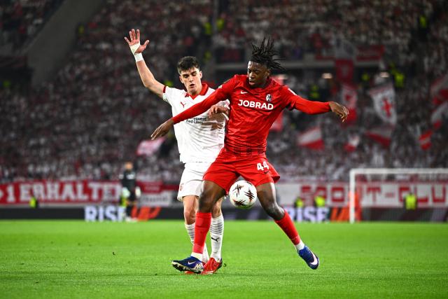 07 May 2026, Baden-Württemberg, Freiburg im Breisgau: Freiburg's Johan Manzambi and Braga's Pau Victor battle for the ball during the UEFA Europa League semi-final second leg soccer match between SC Freiburg and SC Braga at Europa Park Stadium. Photo: Tom Weller/dpa