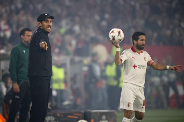 07 May 2026, Baden-Württemberg, Freiburg im Breisgau: Freiburg Coach Julian Schuster gestures during the UEFA Europa League semi-final second leg soccer match between SC Freiburg and SC Braga at Europa Park Stadium. Photo: Philipp von Ditfurth/dpa