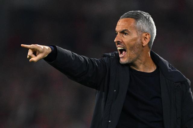07 May 2026, Baden-Württemberg, Freiburg im Breisgau: Braga coach Carlos Vicens gestures during the UEFA Europa League semi-final second leg soccer match between SC Freiburg and SC Braga at Europa Park Stadium. Photo: Tom Weller/dpa