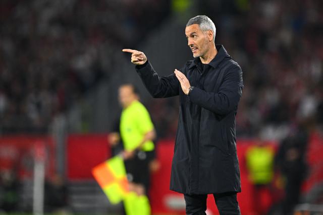 07 May 2026, Baden-Württemberg, Freiburg im Breisgau: Braga coach Carlos Vicens gestures during the UEFA Europa League semi-final second leg soccer match between SC Freiburg and SC Braga at Europa Park Stadium. Photo: Tom Weller/dpa