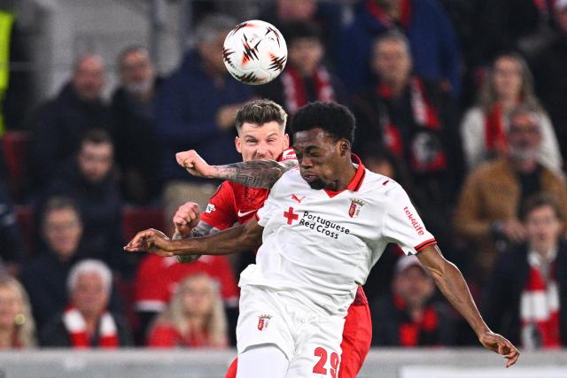 07 May 2026, Baden-Württemberg, Freiburg im Breisgau: Freiburg's Lukas Kuebler (L) and Braga's Gorby Baptiste battle for the ball during the UEFA Europa League semi-final second leg soccer match between SC Freiburg and SC Braga at Europa Park Stadium. Photo: Tom Weller/dpa