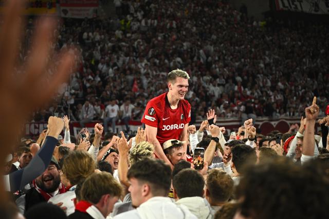 07 May 2026, Baden-Württemberg, Freiburg im Breisgau: Freiburg's Matthias Ginter is carries by the fans in celebration after the UEFA Europa League semi-final seond leg soccer match between SC Freiburg and SC Braga at Europa Park Stadium. Photo: Tom Weller/dpa