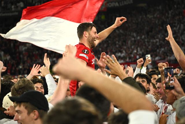 07 May 2026, Baden-Württemberg, Freiburg im Breisgau: Freiburg's Lucas Hoeler celebrates victory after the UEFA Europa League semi-final seond leg soccer match between SC Freiburg and SC Braga at Europa Park Stadium. Photo: Tom Weller/dpa