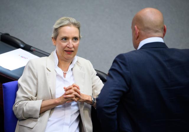 08 May 2026, Berlin: Alice Weidel, chairwoman of the Alternative for Germany (AfD) parliamentary group in the Bundestag, and Enrico Komning (R), parliamentary secretary of the AfD parliamentary group in the Bundestag, speak before the start of the 78th plenary session of the 21st legislative period in the German Bundestag. Photo: Bernd von Jutrczenka/dpa